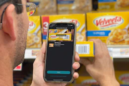 someone using a cash back app at the grocery store