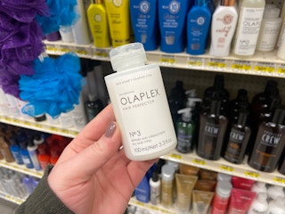 hand holding olaplex hair perfector
