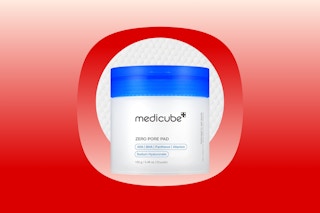 A jar of Medicube Zero Pore Pads with one enlarged pad behind to show exfoliating detail