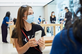 apple store iphone model 1642028978 1642028978