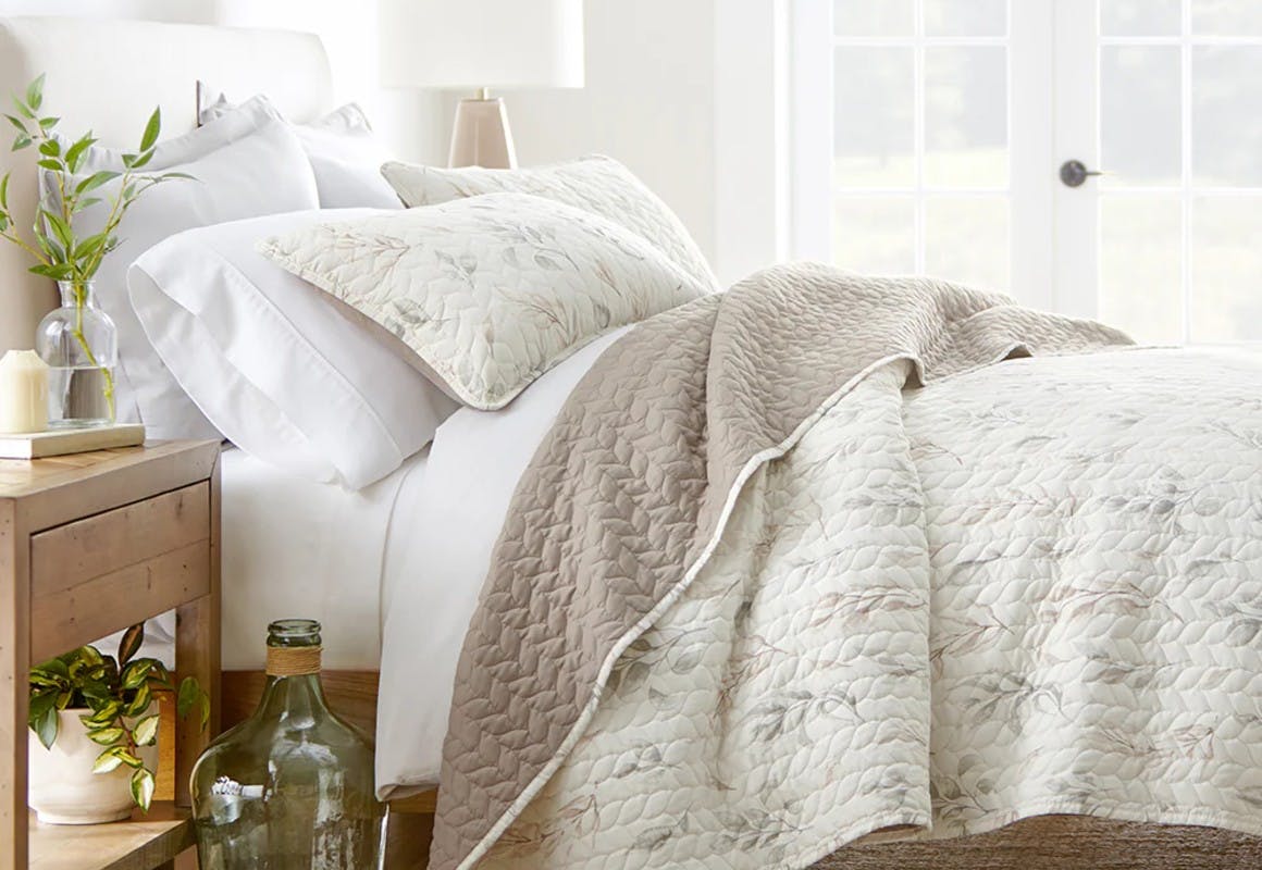 Linens & Hutch Patterned Quilt Set