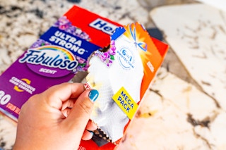 person opening hefty trash bag box