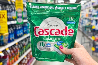 hand holding cascade dishwasher pacs