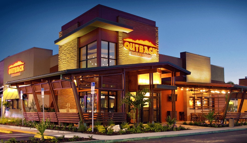 outback steakhouse store front at night