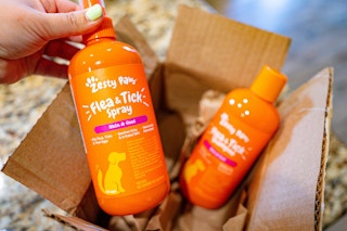 zesty-paws-flea-and-tick-spray-shampoo-for-dogs-editorial-kcl-25