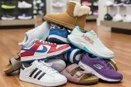 retail-shoe-pile-stack-all-shoes-hybrid-2