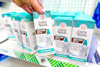 hand grabbing a box of gurunanda sinus rinse