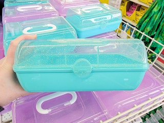 hand holding a teal caboodle look alike