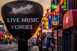 Nashville Tennessee sign that says Live Music Venues near a busy street