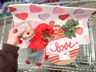 aldi-valentines-day-deals-circle-sign-gnome-mat-candle-1