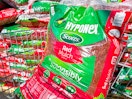 A bag of red Scotts Hyponex mulch in Walmart shopping cart