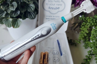 triple bristle sonic toothbrush sept2022 f 1663351300 1663351300