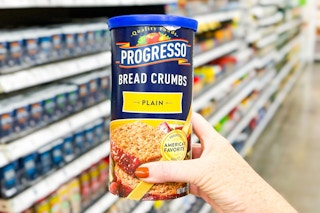 hand holding a canister of progresso bread crumbs