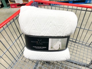 costco monte and jardin plush throw 1 feb 2023 1676902122 1676902122