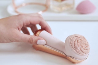 hand holding a face scrubber