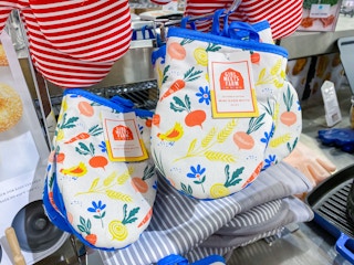 soven mitts with veggies and chickens on it