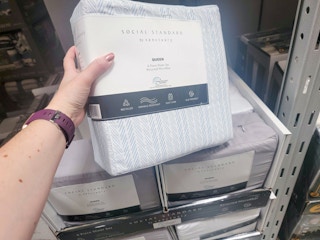 hand holding a set of white and blue sheets