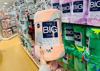 Kohls-The-Big-One-Plush-Throw5