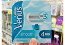 hand holding Gillette Venus Smooth razor cartridge