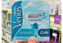 hand holding Gillette Venus Smooth razor cartridge