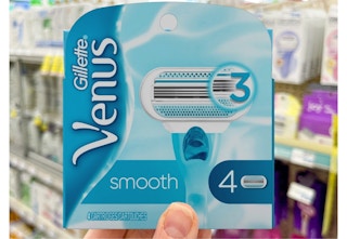 hand holding Gillette Venus Smooth razor cartridge