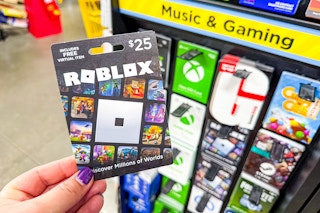 hand holding a roblox gift card