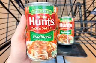 hand holding a can of hunts pasta sauce