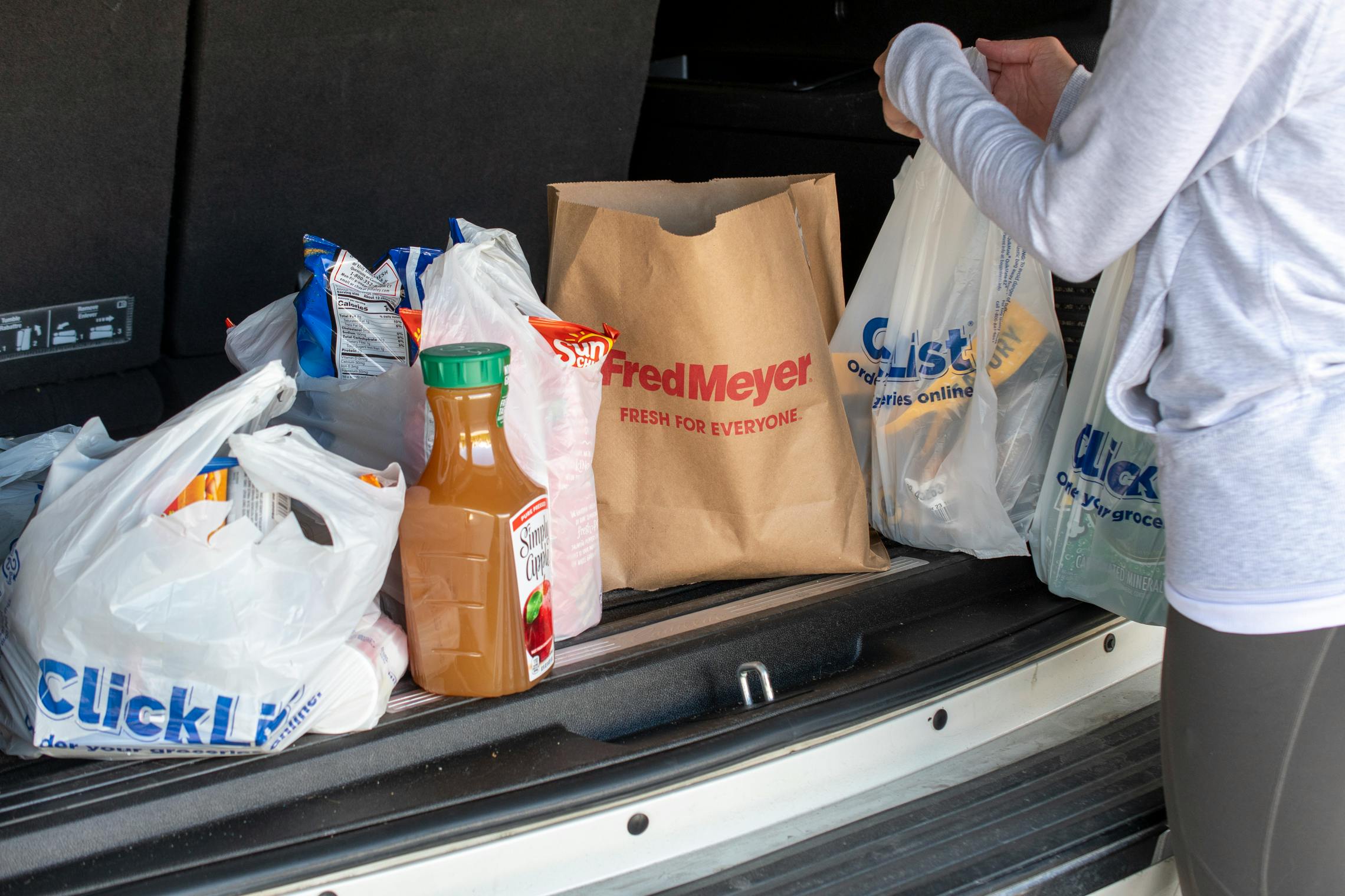 These 7 Grocery Stores Won't Charge More Online