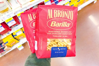 hand holding barilla pasta