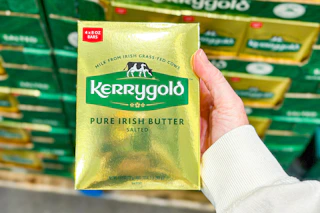hand holding a pack of kerrygold irish butter