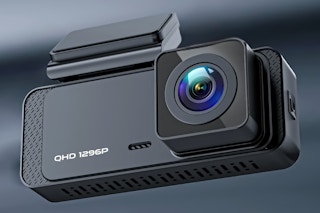 Lifestyle image of the Ecomoment Dash Cam (close up)