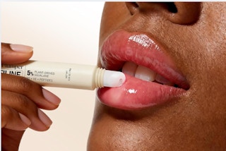 woman applying lip plumper 