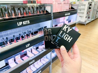 Kylie Cosmetics kylightter and bronzer display