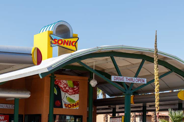 Photo 150009975 / Sonic Drink © Jonathan Weiss | Dreamstime.com