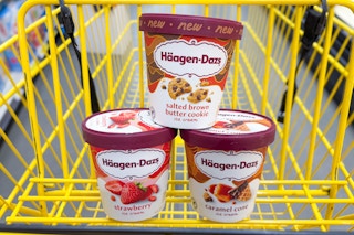 haagen-dazs ice creams in a yellow shopping cart