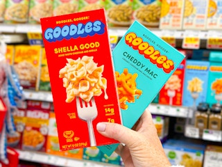 hand holding boxes of goodles mac and cheese