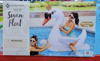 sams club members mark swan float 2022 sv 1 1649174145 1649174145