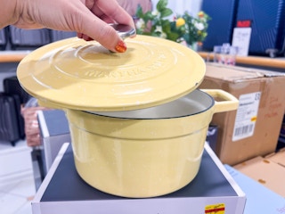 hand holding up Martha Stewart Speckled Dutch Oven lid