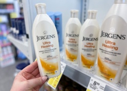 hand holding jergens lotion