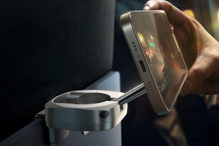 Person using the LISEN Airplane Phone Holder on a plane.