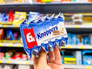 hand holding 6-count of Knoppers candy