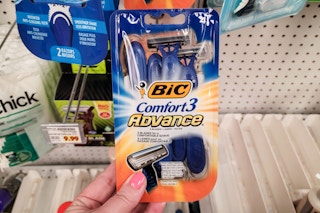 hand holding bic comfort3 advance razors