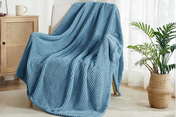 This $23 Throw Blanket Is Only $9.49 on Amazon