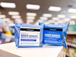 2 packs of neutrogena makeup wipes