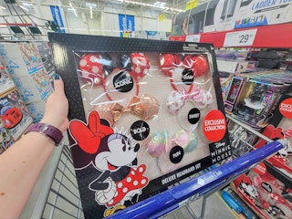 hand holding a set of minnie mouse headbands