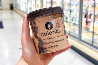 hand holding talenti pint