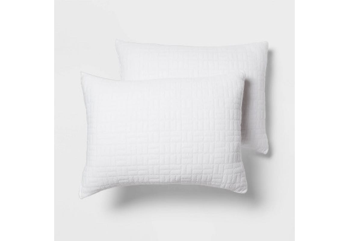 Room Essentials Bed Pillow Set