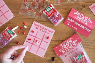 someone putting tic tacs on tic tac toe printable valentine