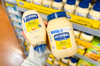 hand holding hellmans mayo