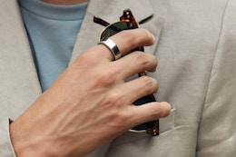 a hand with an Oura Ring 4 on the finger